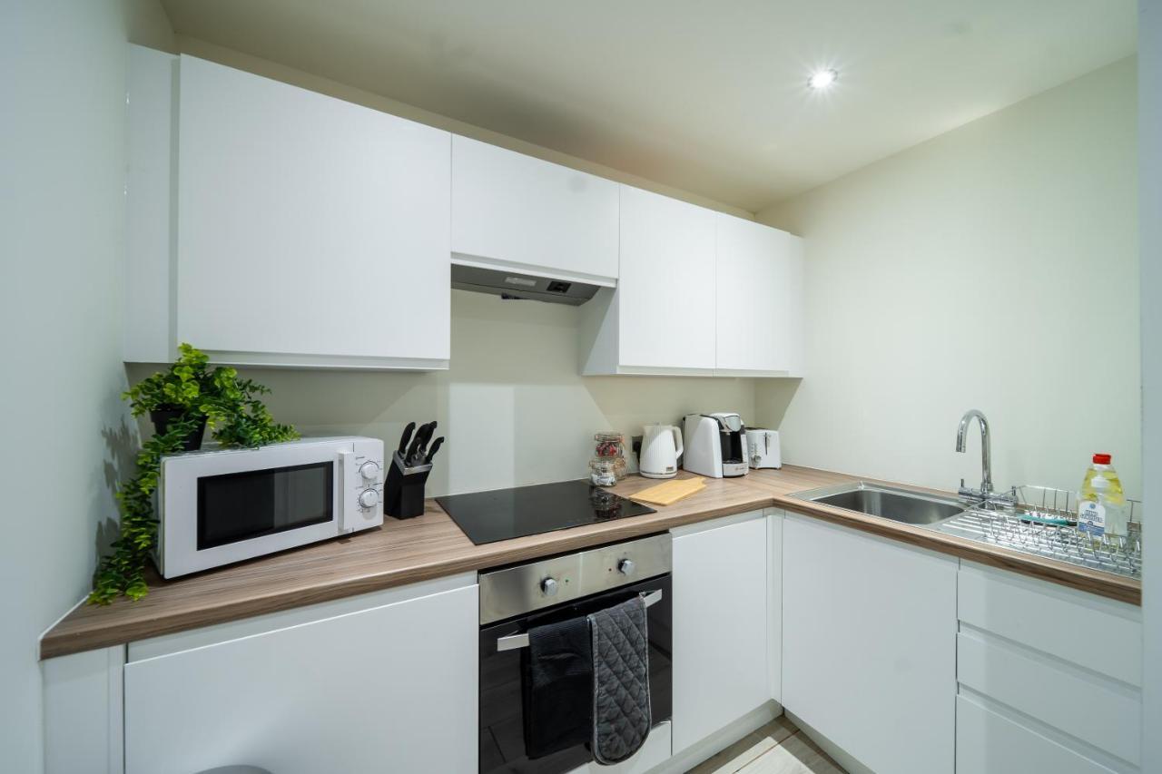 Bv Spacious 1-Bedroom Apartment Close To Town Center - Sleeps 6 Bradford  Eksteriør billede