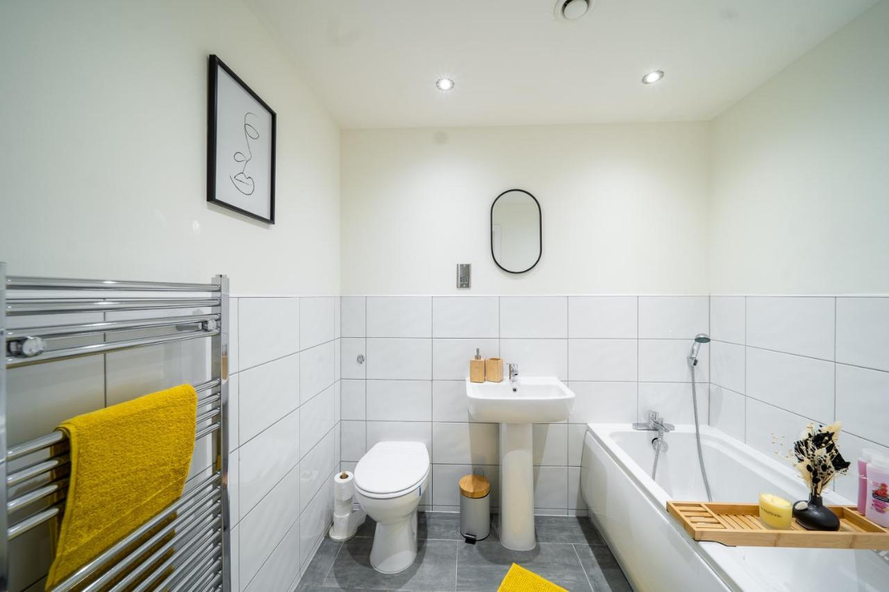 Bv Spacious 1-Bedroom Apartment Close To Town Center - Sleeps 6 Bradford  Eksteriør billede