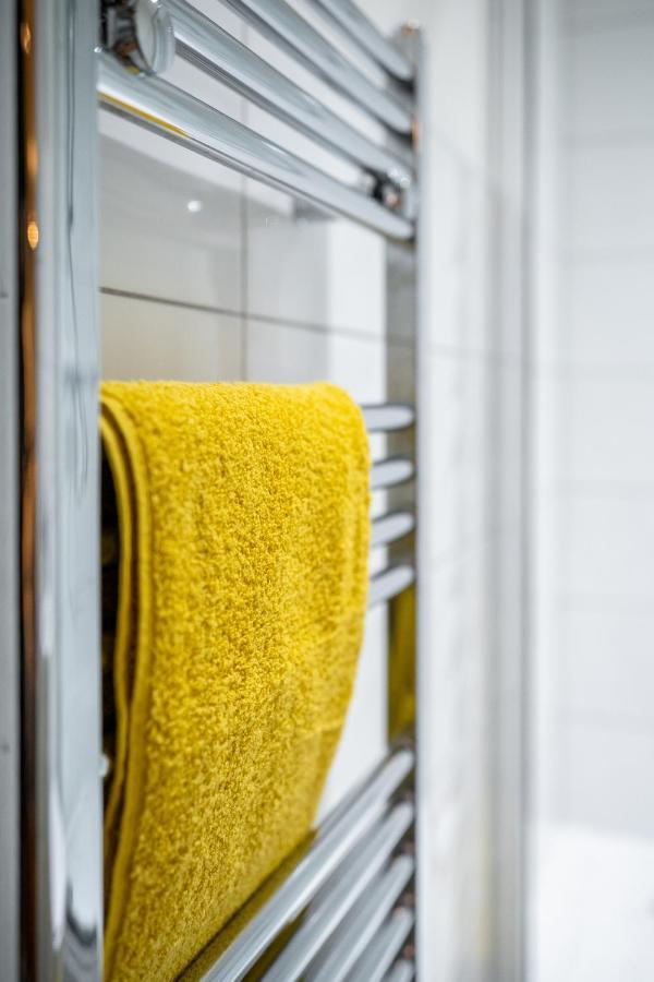 Bv Spacious 1-Bedroom Apartment Close To Town Center - Sleeps 6 Bradford  Eksteriør billede