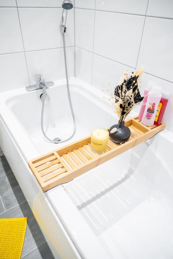 Bv Spacious 1-Bedroom Apartment Close To Town Center - Sleeps 6 Bradford  Eksteriør billede