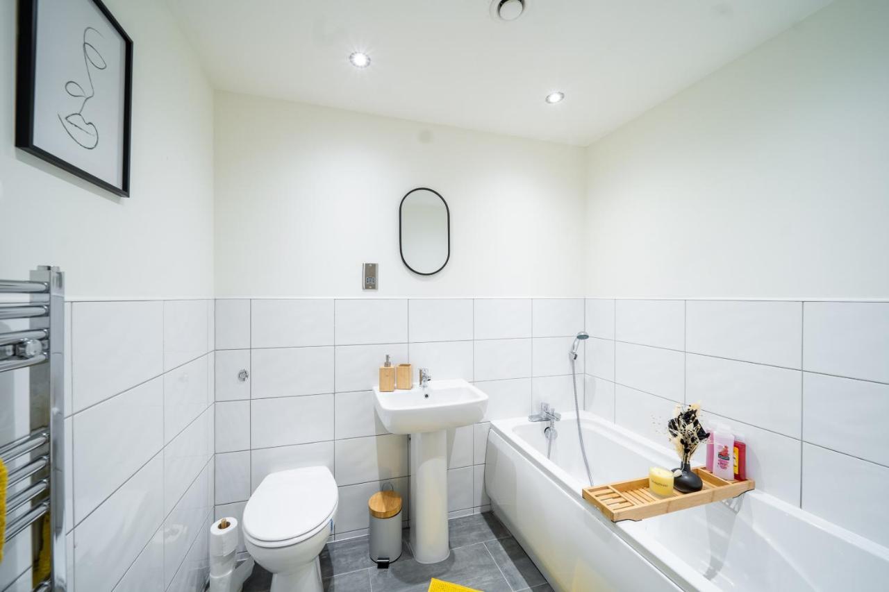 Bv Spacious 1-Bedroom Apartment Close To Town Center - Sleeps 6 Bradford  Eksteriør billede